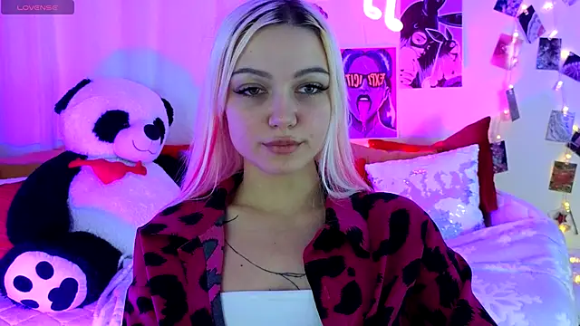 Snapshot of LinaLirian chatting on November 18, 2025, 2:43 pm LinaLirian online show from November 18, 2025, 2:43 pm