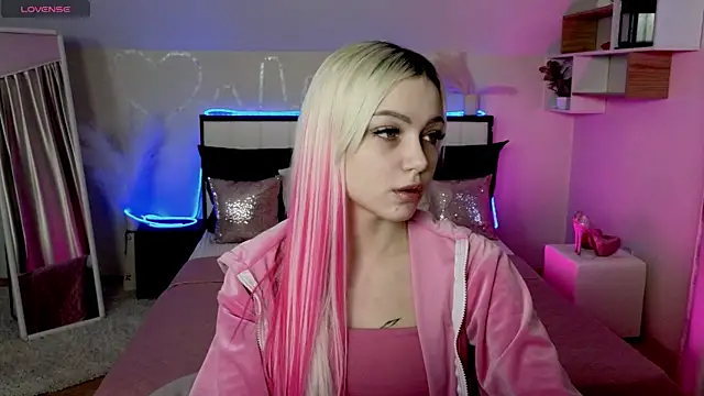 Snapshot of LinaLirian chatting on December 1, 2025, 1:05 pm LinaLirian online show from December 1, 2025, 1:05 pm