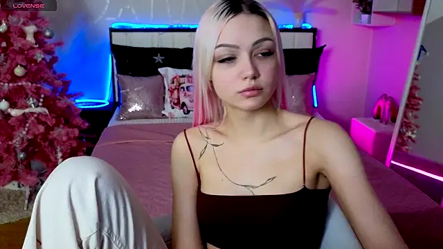 Snapshot of LinaLirian chatting on December 16, 2025, 1:38 pm LinaLirian online show from December 16, 2025, 1:38 pm