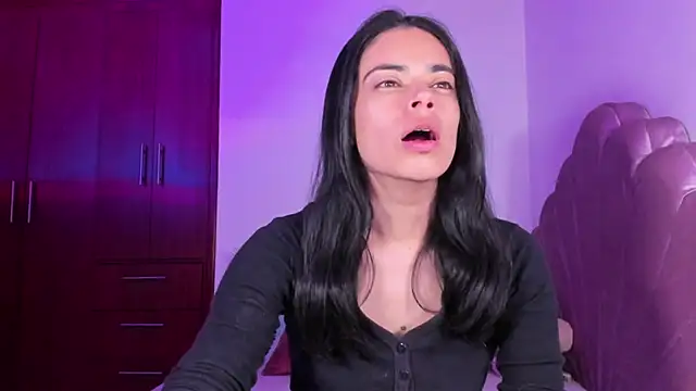 Snapshot of BellaSun_ chatting on October 9, 2025, 4:54 am BellaSun online show from October 9, 2025, 4:54 am