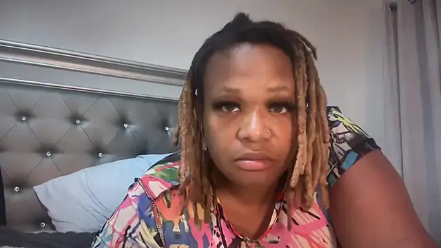 RoyalQueen2u online show from May 18, 2026, 12:07 am