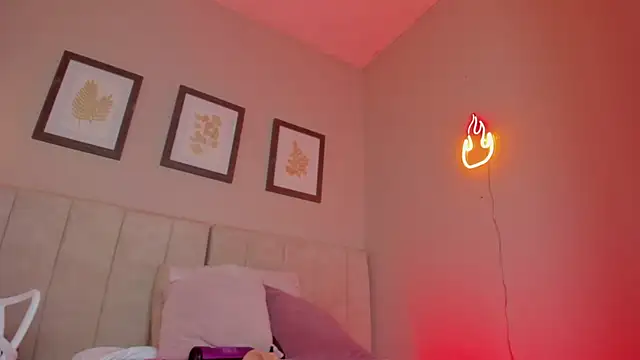  lucia 18 online show from November 26, 2025, 1:34 pm