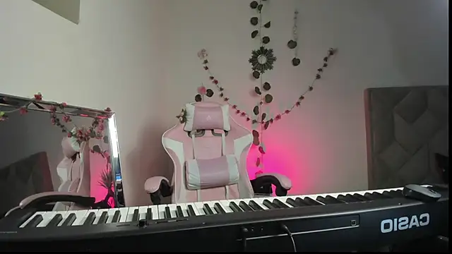 Paprika  online show from December 5, 2025, 7:43 pm