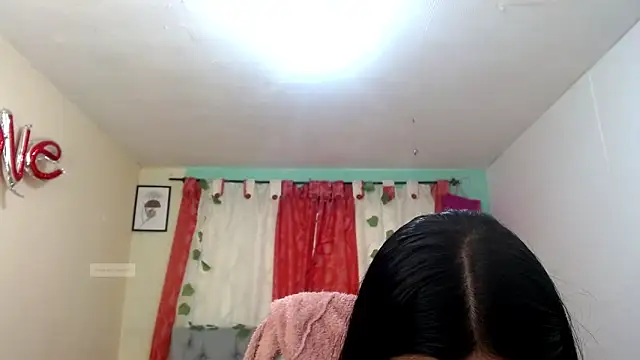 Snapshot of vale_miel chatting on September 23, 2025, 6:11 pm vale miel online show from September 23, 2025, 6:11 pm