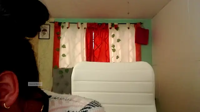Snapshot of vale_miel chatting on October 3, 2025, 6:38 pm vale miel online show from October 3, 2025, 6:38 pm