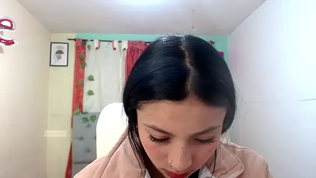Snapshot of vale_miel chatting on October 15, 2025, 11:49 pm vale miel online show from October 15, 2025, 11:49 pm