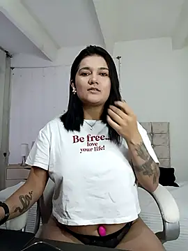 Snapshot of mia_traveluxe chatting on October 29, 2025, 4:04 am mia traveluxe online show from October 29, 2025, 4:04 am