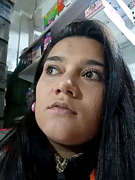 Snapshot of mia_traveluxe chatting on December 5, 2025, 4:43 am mia traveluxe online show from December 5, 2025, 4:43 am