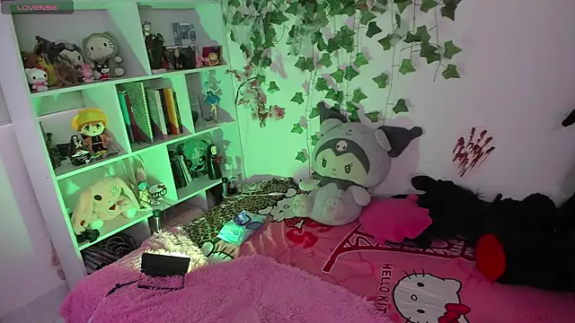 sarahminage  online show from December 5, 2025, 4:58 pm