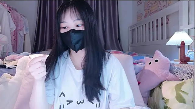 love-uiui online show from November 4, 2025, 2:38 pm