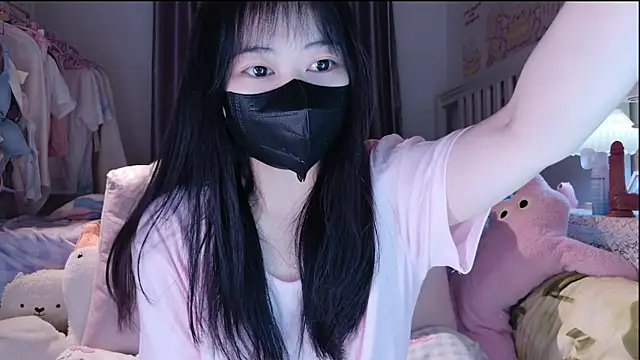 love-uiui online show from November 6, 2025, 3:35 pm