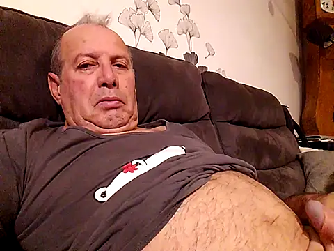 Snapshot of Vince072 chatting on November 7, 2025, 4:12 am Vince072 online show from November 7, 2025, 4:12 am