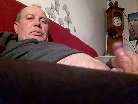 Snapshot of Vince072 chatting on February 2, 2026, 9:24 pm Vince072 online show from February 2, 2026, 9:24 pm