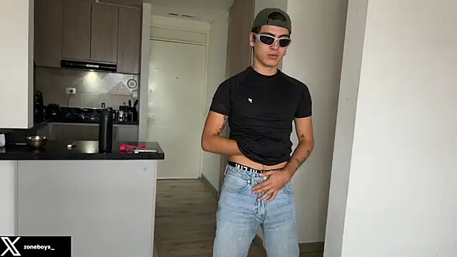 Snapshot of zoneboys chatting on December 18, 2025, 6:58 pm zoneboys online show from December 18, 2025, 6:58 pm