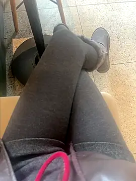 xiaoyuan01 online show from December 16, 2025, 3:44 am