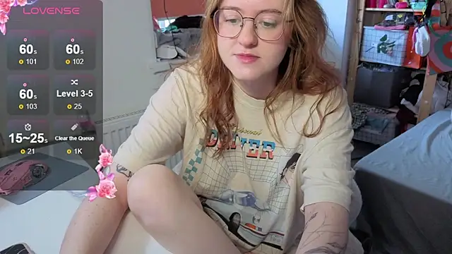 Snapshot of urstripchatgf chatting on September 26, 2025, 9:35 am urstripchatgf online show from September 26, 2025, 9:35 am