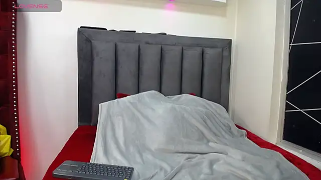 EmmaJhomson online show from November 21, 2025, 8:07 pm