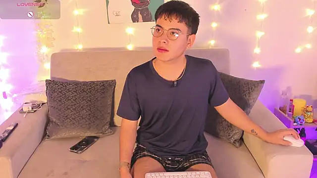 Snapshot of Young_Ben chatting on February 10, 2026, 12:42 pm Young Ben online show from February 10, 2026, 12:42 pm