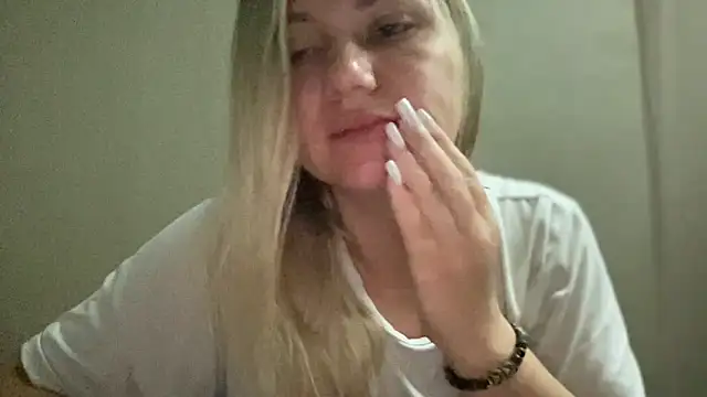 Snapshot of MonicaSweett chatting on October 13, 2025, 9:26 pm MonicaSweett online show from October 13, 2025, 9:26 pm