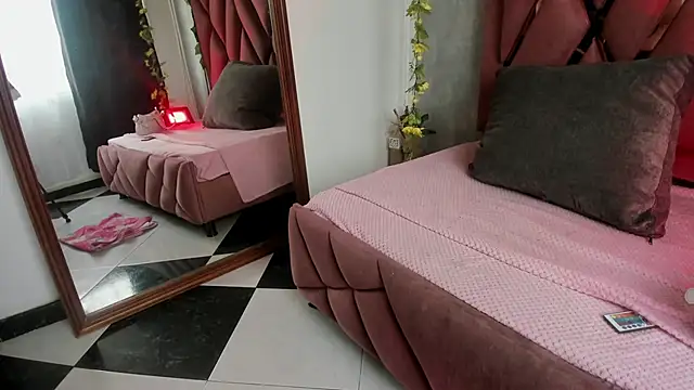 viollettaa  online show from February 6, 2026, 7:06 pm