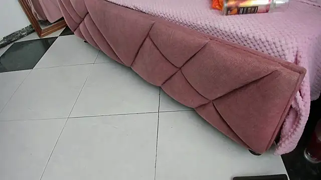 viollettaa  online show from March 22, 2026, 5:16 pm