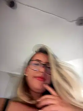 Snapshot of sara_calderon chatting on September 13, 2025, 1:22 pm sara calderon online show from September 13, 2025, 1:22 pm