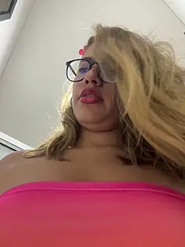 Snapshot of sara_calderon chatting on September 26, 2025, 1:26 pm sara calderon online show from September 26, 2025, 1:26 pm