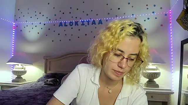 Snapshot of aalokitaa chatting on November 4, 2025, 6:01 am aalokitaa online show from November 4, 2025, 6:01 am