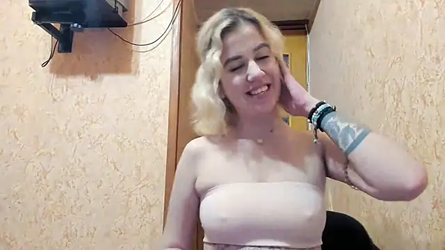 Snapshot of aalokitaa chatting on February 1, 2026, 8:40 pm aalokitaa online show from February 1, 2026, 8:40 pm