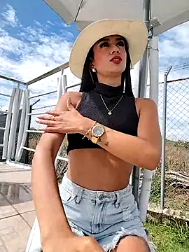 Juliana Xander online show from November 25, 2025, 2:50 pm