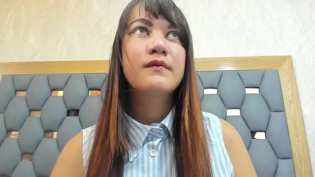 juliette pretty  online show from October 21, 2025, 8:09 pm