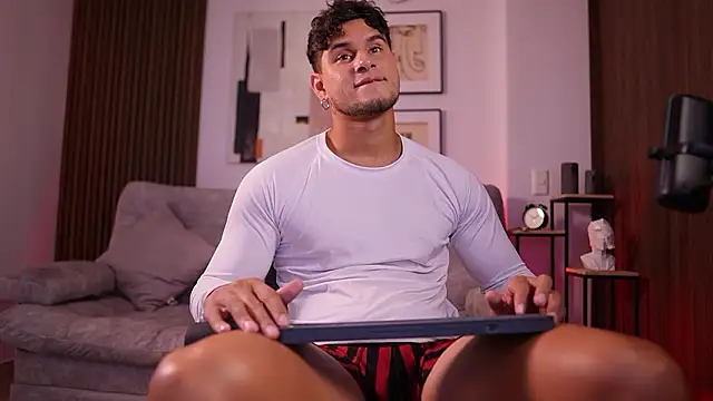 Snapshot of DaviesBrown chatting on February 10, 2026, 8:35 pm DaviesBrown online show from February 10, 2026, 8:35 pm