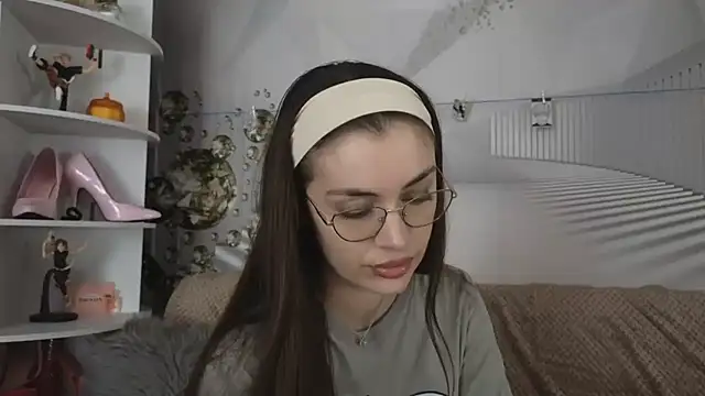 Snapshot of EvoletteLouLou chatting on November 5, 2025, 5:24 pm EvoletteLouLou online show from November 5, 2025, 5:24 pm