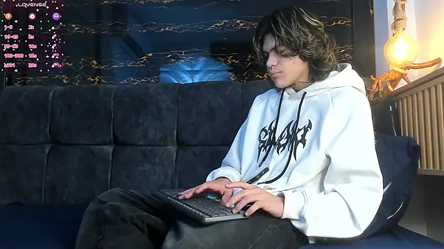 Snapshot of Diamond_twink chatting on November 4, 2025, 4:00 am Diamond twink online show from November 4, 2025, 4:00 am