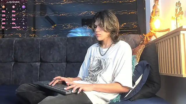 Snapshot of Diamond_twink chatting on November 30, 2025, 3:32 am Diamond twink online show from November 30, 2025, 3:32 am