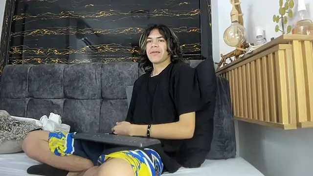 Snapshot of Diamond_twink chatting on February 13, 2026, 1:51 pm Diamond twink online show from February 13, 2026, 1:51 pm