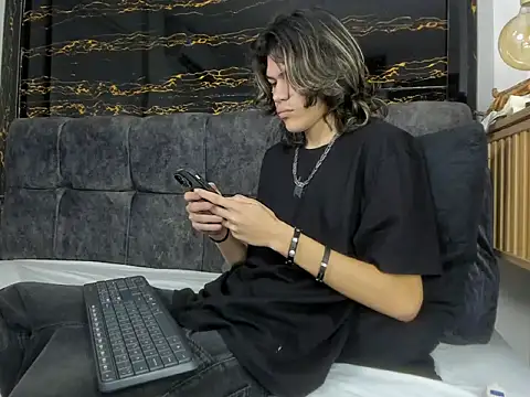 Snapshot of Diamond_twink chatting on February 14, 2026, 2:58 pm Diamond twink online show from February 14, 2026, 2:58 pm