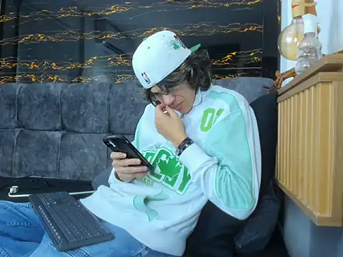 Snapshot of Diamond_twink chatting on February 18, 2026, 1:40 pm Diamond twink online show from February 18, 2026, 1:40 pm