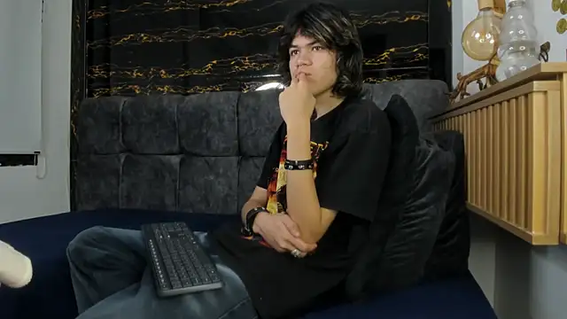 Snapshot of Diamond_twink chatting on February 26, 2026, 1:43 pm Diamond twink online show from February 26, 2026, 1:43 pm