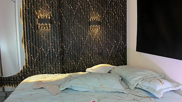 Snapshot of ZOETTAYLOR chatting on November 5, 2025, 8:31 pm ZOETTAYLOR online show from November 5, 2025, 8:31 pm