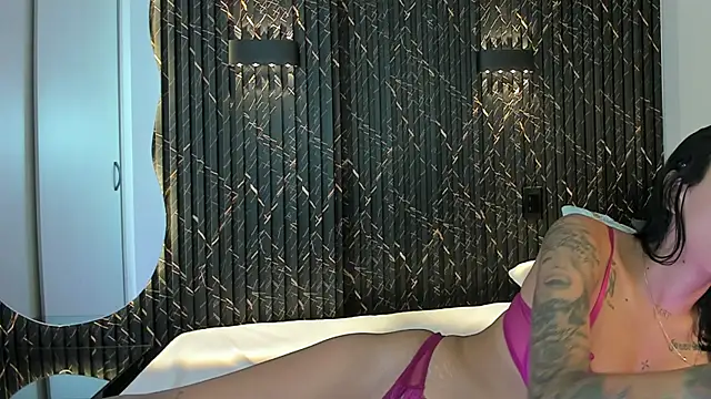 Snapshot of ZOETTAYLOR chatting on December 19, 2025, 9:44 pm ZOETTAYLOR online show from December 19, 2025, 9:44 pm