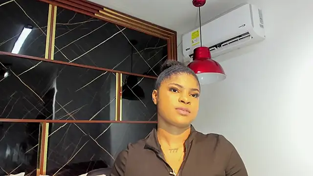 HannyThompson online show from November 12, 2025, 7:13 pm