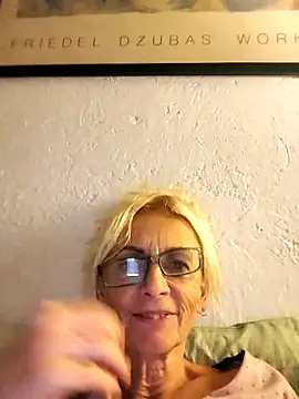 clarabell4 online show from November 14, 2025, 9:02 pm