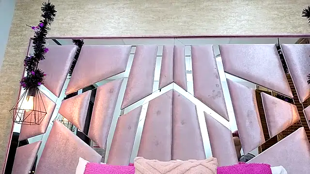 ThaliaCross online show from November 27, 2025, 8:00 pm