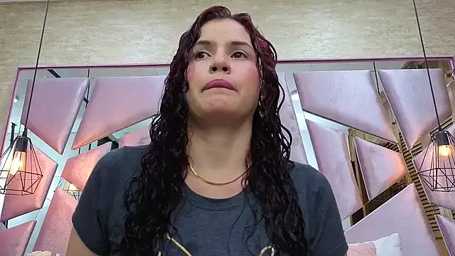 Snapshot of ThaliaCross chatting on December 19, 2025, 8:05 pm ThaliaCross online show from December 19, 2025, 8:05 pm