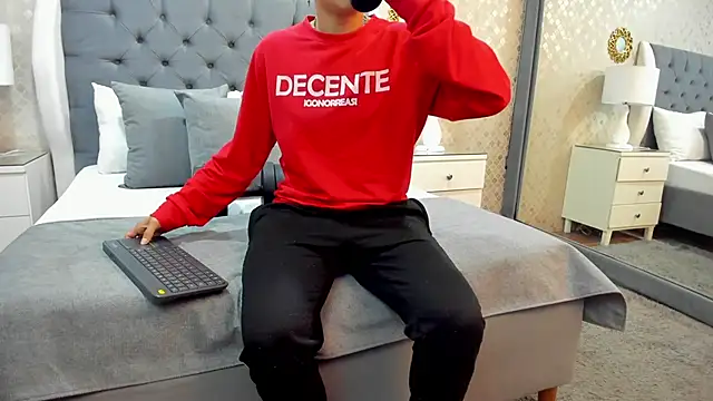 ZoeKrug online show from September 18, 2025, 12:40 pm