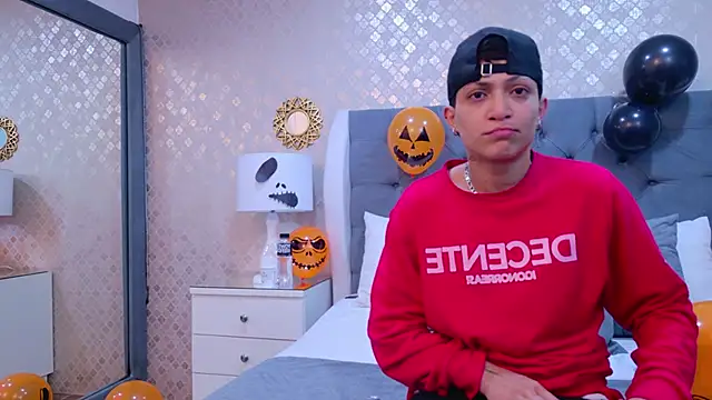 ZoeKrug online show from October 15, 2025, 11:32 am