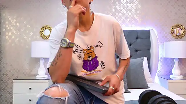 ZoeKrug online show from December 18, 2025, 11:49 am