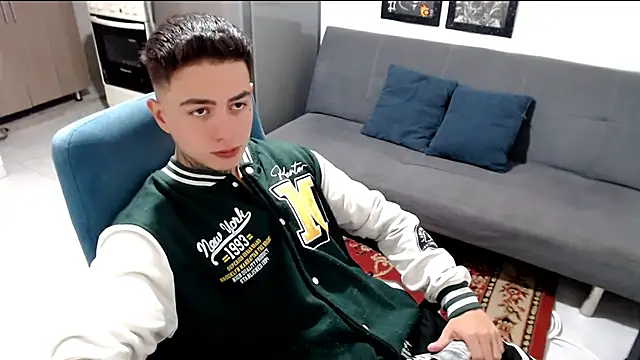 Snapshot of santii_ss chatting on January 11, 2026, 1:05 pm santii ss online show from January 11, 2026, 1:05 pm