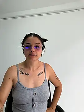 Snapshot of Coralinne__ chatting on April 1, 2026, 3:20 pm Coralinne online show from April 1, 2026, 3:20 pm